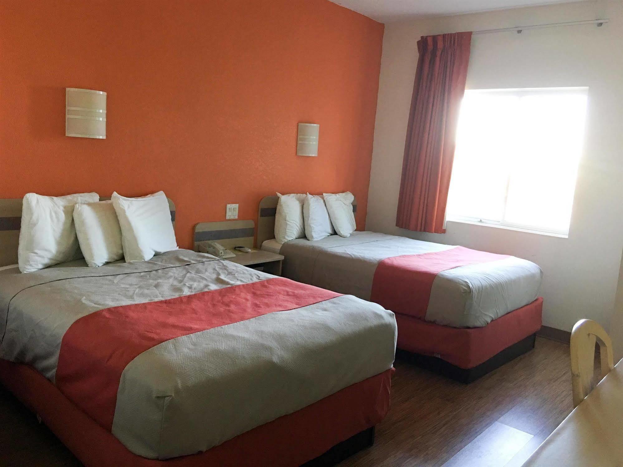 Motel 6-Minonk, Il Esterno foto